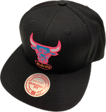Men’s NBA Chicago Bulls Retro Logo Mitchell & Ness Bubbalicious Snapback Hat – Black