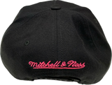 Men’s NBA Chicago Bulls Retro Logo Mitchell & Ness Bubbalicious Snapback Hat – Black